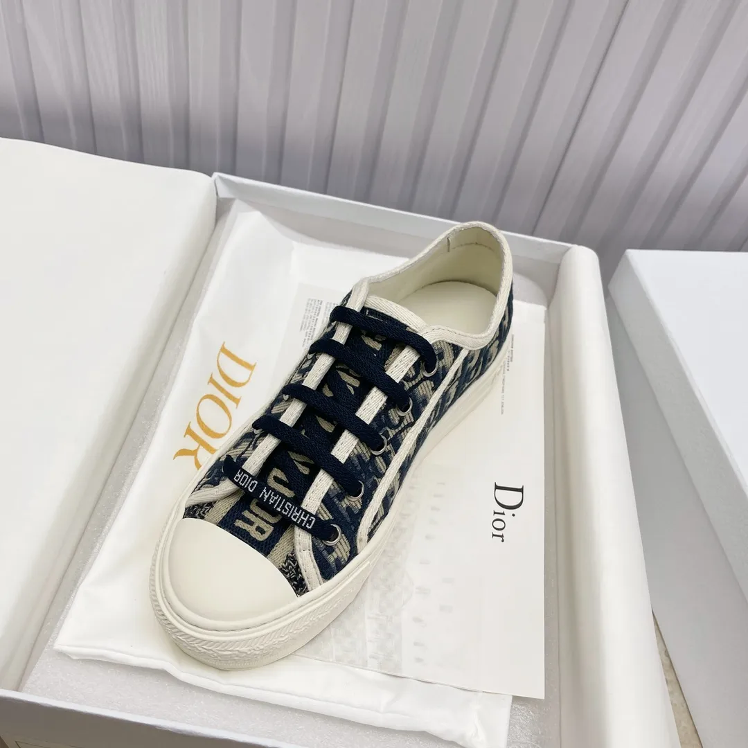 👟👟Ex-factory price 520👟👟 High version in stock, Dior (Dior) flat sneakers are fully embroidered with iconic patterns, ready in stock High quality Dior (Dior) flat sneakers are fully embroidered with iconic patterns👟👟 ♦️Top quality in the market🎗Breaking hot item in foreign counters🎗Non-common imitation version in the market🎗🔳The fabric is made of Italian🇮🇹imported fabrics❗️Embroidered upper, original mold injection Logo frosted five-pointed star outsole🔳Inside imported lambskin+high elasticity Injection molding mold Logo foam feet Size number: 35 to 42 (42 customized)